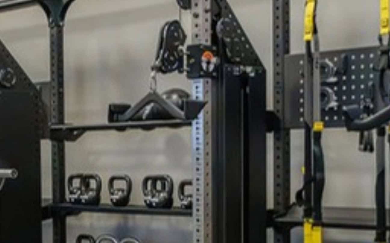 The Kömplex studio rig at somofit with kettlebells, plates and TRX straps